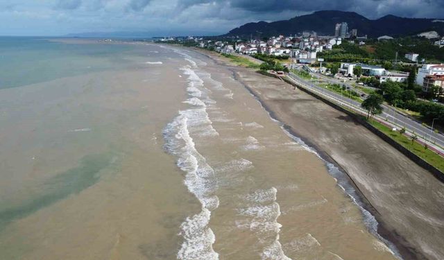 Ordu'da sağanak sonrası Karadeniz'in rengi değişti