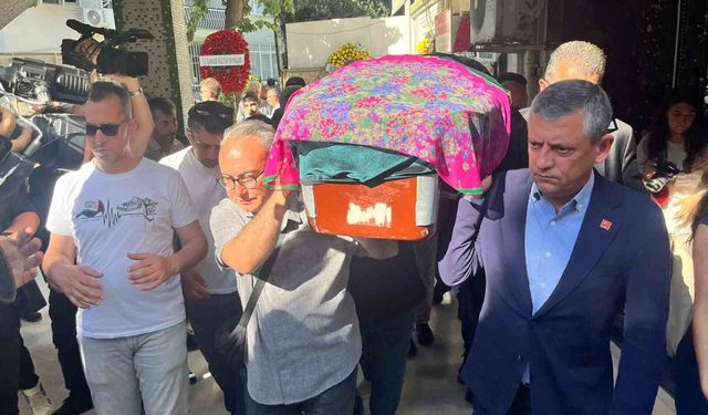 Özgür Özel, İzmir'de Gönülşen ailesinin cenazesine katıldı