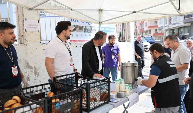 Pursaklar Belediyesi'nden YKS'ye giren adaylara ve ailelerine çay eşliğinde simit ve poğaça