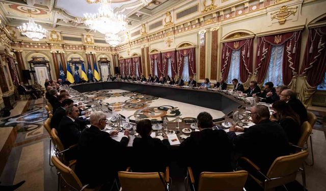 Rutte'den Rus gençlerine: '(Ukrayna'da) Ölüme terk edileceksiniz'