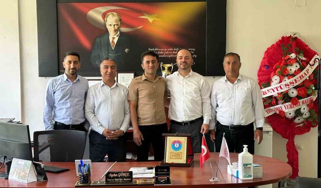 Sağlık-Sen: 'Sağlık çalışanları insan hayatını öncelerken yoğun iş temposuyla da mesleğinden bezdiriliyor'