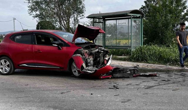 Sakarya'da otomobiller kafa kafaya çarpıştı: Kazada yaralanan olmadı