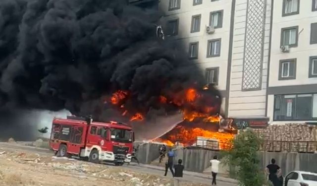 Şanlıurfa'da depoda çıkan yangın binayı sardı