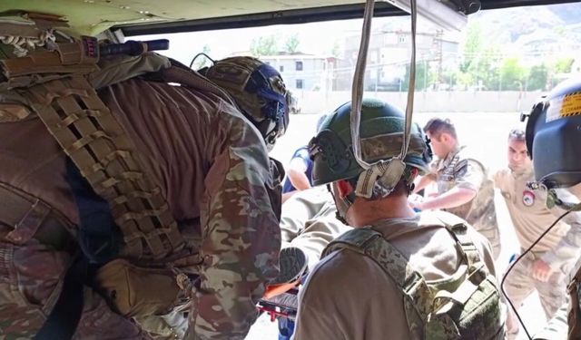 Sarp arazide hayatını kaybeden vatandaşın cenazesi helikopterle alındı