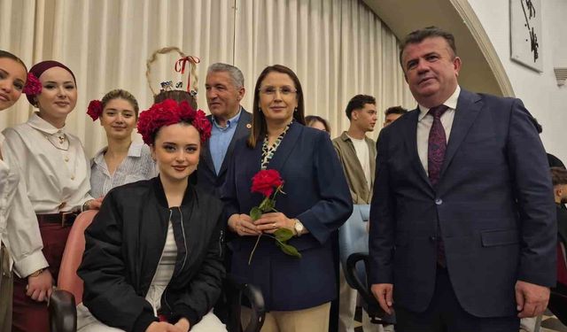 Sepet şeklinde tasarlanan insan saçında çikolata ikramı