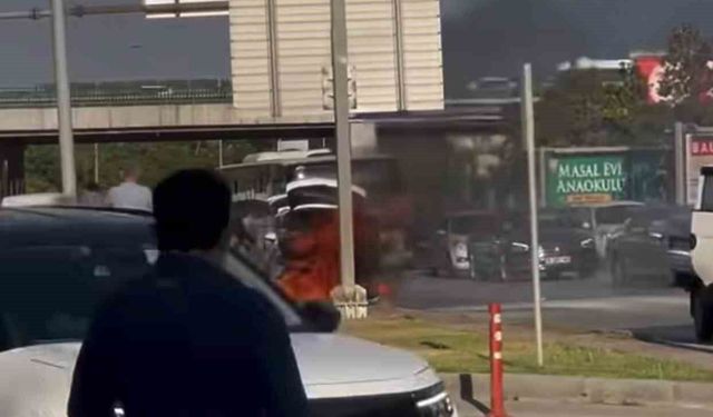 Seyir halindeki otomobil alev topuna döndü