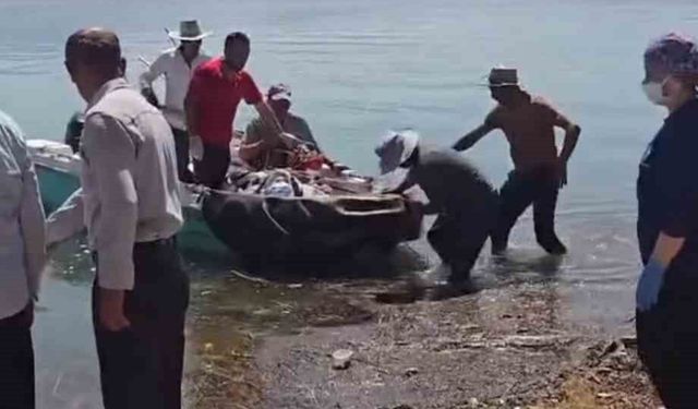 Siirt'te bahçede fenalaşan hasta, tekneyle ambulansa ulaştırıldı