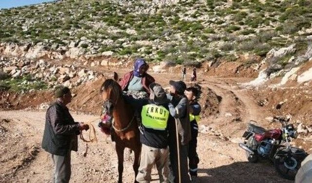 Siirt'te kalp krizi geçiren kadın, katır sırtında sağlık ekiplerine ulaştırıldı