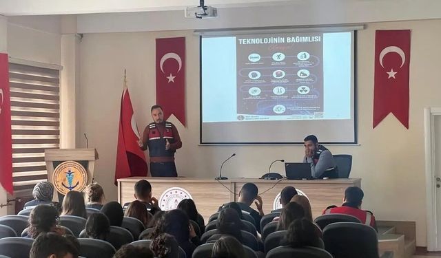 Sinop'ta öğrenciler siber tehlikelere karşı bilgilendirildi