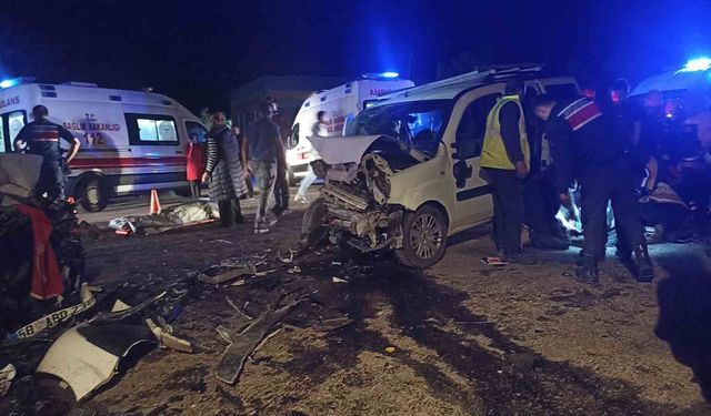 Sivas'ta iki araç kafa kafaya çarpıştı: 4'ü ağır 8 yaralı