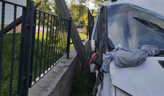 Sivas'ta kontrolden çıkan kamyonet duvara çarptı: 4 yaralı