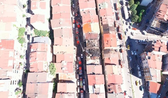 Sultangazi'de 4 katlı binanın çatı katı alev alev yandı