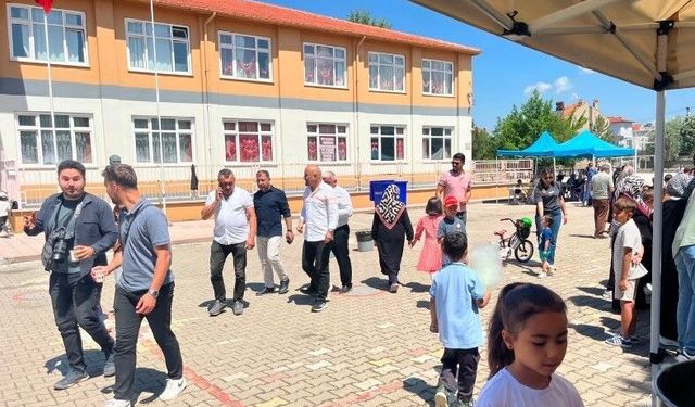Tavşanlı'da okulda hayır çarşısı düzenlendi