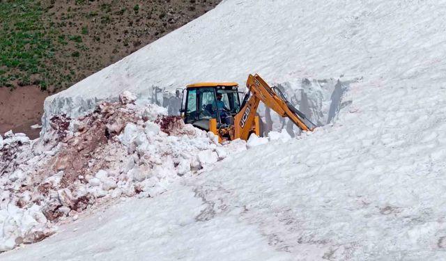 Tunceli'de haziran ortasında karla mücadele sürüyor