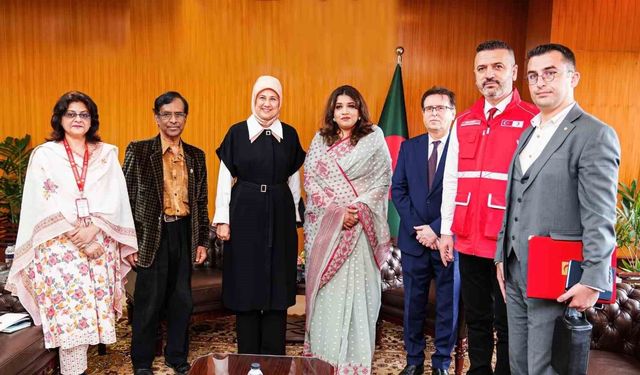 Türk Kızılay Genel Başkanı Yılmaz, Bangladeş'te Arakanlı mültecilerin kamplarını ziyaret etti