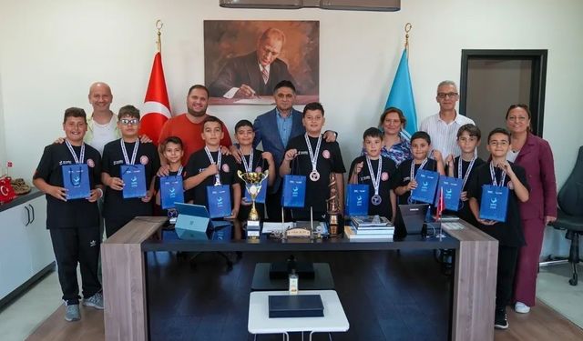 Türkiye üçüncüsü halk oyunları ekibinden Başkan Acar'a ziyaret