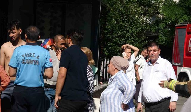 Tuzla'da korkutan çatı yangını