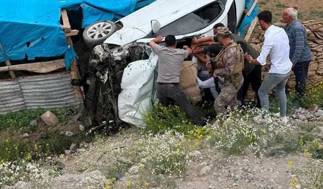 Tuzluca-Iğdır karayolunda otomobil şarampole devrildi: 2 yaralı