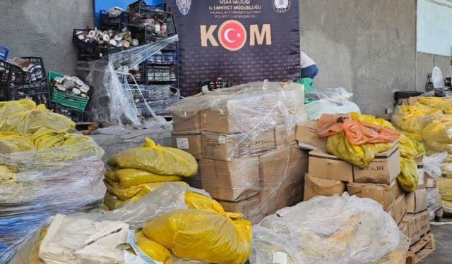 Uşak'ta 30 ton bozuk ve tarihi geçmiş gıda ele geçirildi