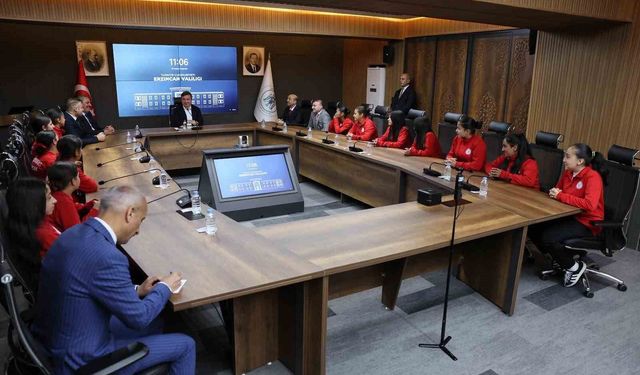 Vali Aydoğdu, Türkiye Şampiyonası'na hazırlanan futsal takımını ağırladı