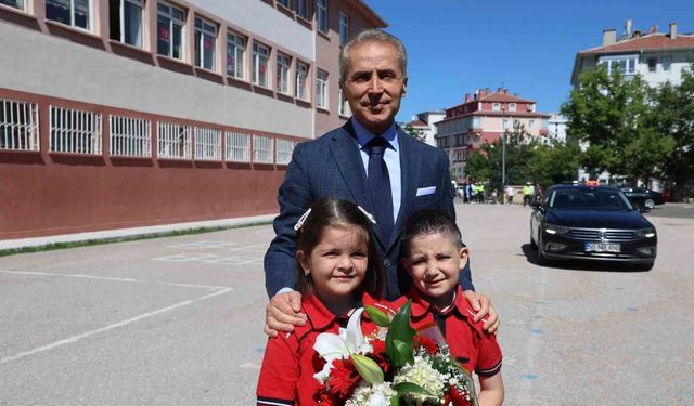 'Vali olmak istiyorum' diyen minik öğrenci karne törenine damga vurdu