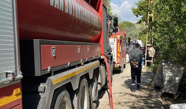 Van'da ev ve samanlık yangını
