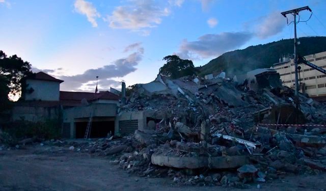 Venezuela'da enkaz altındaki çocuk 6 saatlik operasyonla kurtarıldı