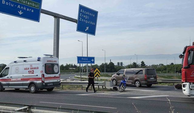 Virajı alamayan motosiklet sürücüsü bariyere çarptı