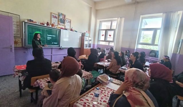Yeşilay Kars Şubesi'nden velilere bağımlılıkla mücadele eğitimi