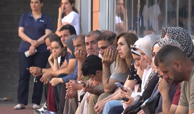 YKS'ye saniyeler kala yetişti: Güvenlik görevlisi motosikletiyle sınava ulaştırdı