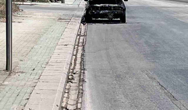 Yol kenarına bırakılan yanmış araç dikkat çekiyor