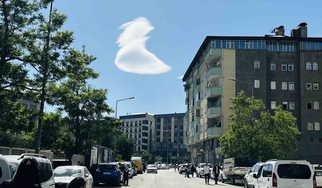 Yüksekova semalarında nadir görülen doğa olayı: 'UFO' benzetmesi yapılan bulutlar hayran bıraktı