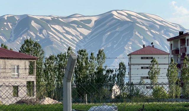 Yüksekova'nın 'zebra' görünümlü karlı dağları ilgi görüyor