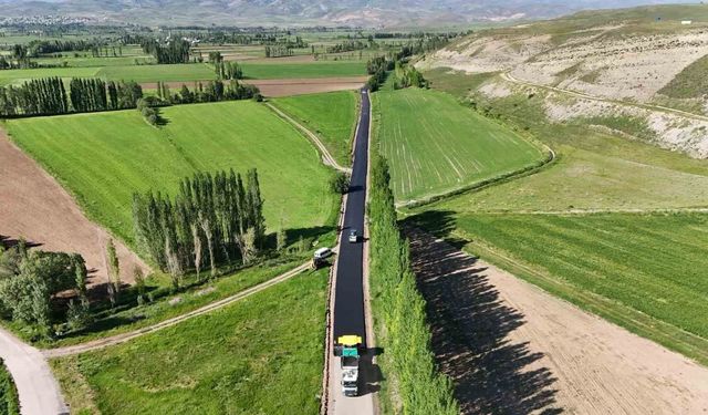 25 köyün ulaşımını sağlayan İspir grup yolu asfaltlanıyor