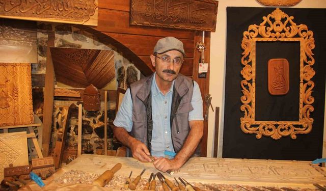 56 yaşındaki ahşap oyma ustası, ağaca sanatla yeniden şekil veriyor