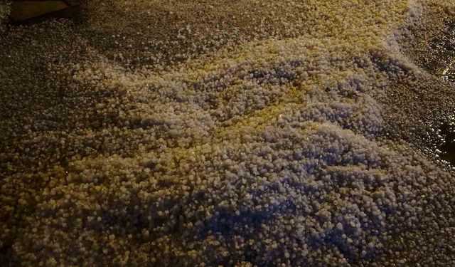 Alaca'da sağanak doluya dönüştü, cadde ve sokaklar beyaza büründü