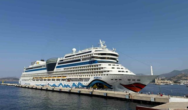 Alman turistleri taşıyan dev kruvaziyer Bodrum'a demirledi