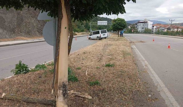 Amasya'da minibüs refüjdeki ağaç ve direğe çarptı: 4 yaralı