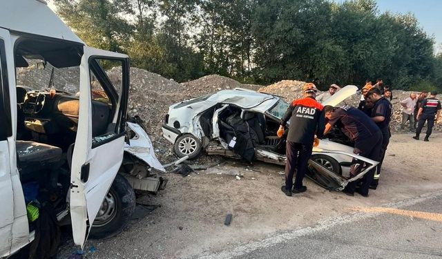 Amasya'da otomobil ile minibüs çarpıştı: 1 ölü, 3 yaralı