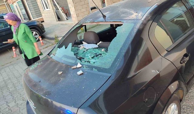 Apartmanın 5. kat balkonundan kopan beton parçaları park halindeki otomobilin üstüne düştü