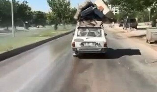 Aracının tavanına malzeme bağlayan sürücü, trafiği tehlikeye attı