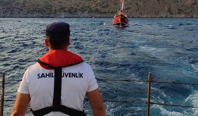 Arızalanan yat, Sahil Güvenlik ekipleri tarafından kurtarıldı
