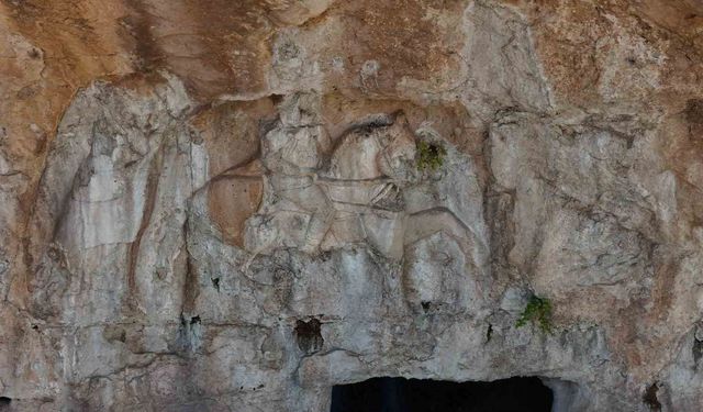 Asırlık Boşat Kalesi'ndeki kayaya oyulmuş 'at' ve 'savaşçı' figürü dikkat çekiyor