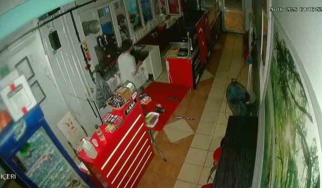 Aynı gün 4 iş yeri, ev ve camiyi hedef alan 16 yaşındaki şüpheli aranıyor