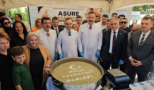 Bakan Kacır, vatandaşlara aşure ikramında bulundu