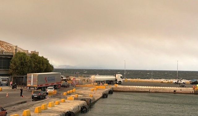 Balıkesir'deki yangınının dumanları Midilli'ye ulaştı