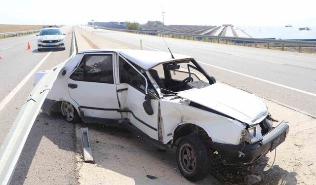 Bariyerlere çarpan otomobil iki büklüm oldu: 1 yaralı