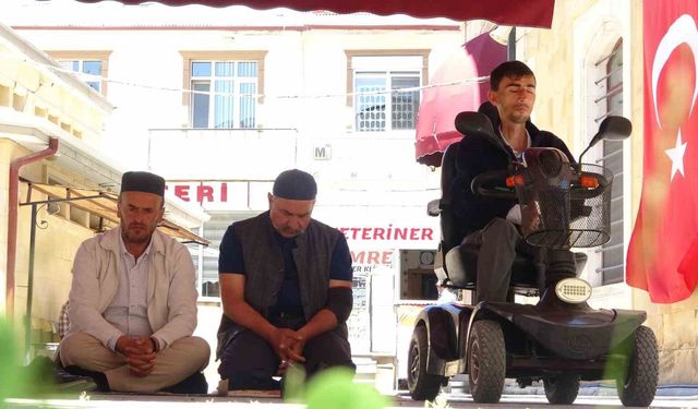 Bayburtlu genç akülü tekerlekli sandalyesiyle cemaatle saf tutuyor: 'Allah'ın huzuruna gitmeye hiçbir engel yoktur'