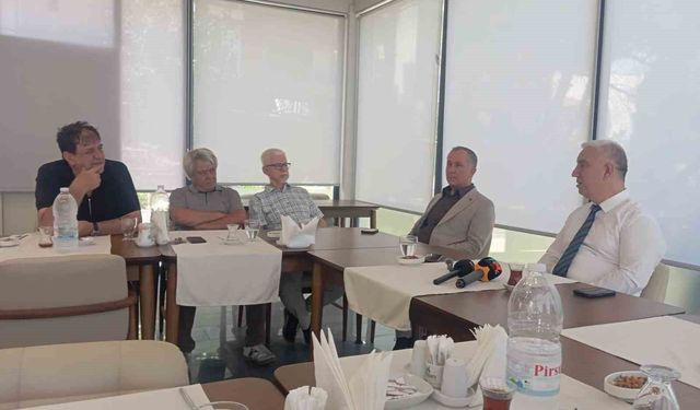 Bergama Belediye Başkanı, 19 meclis üyesi ile Yeni Parti'ye geçti