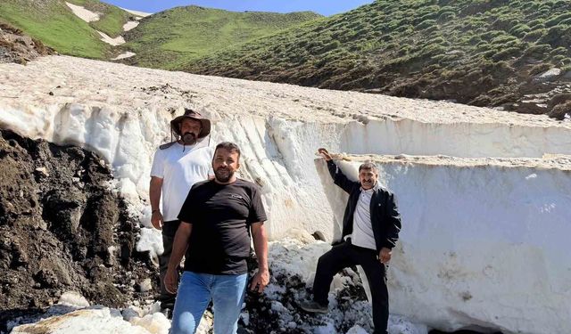 Berivanlar için karla mücadele: 3 bin 300 rakımlı mezra yolunda zorlu mesai